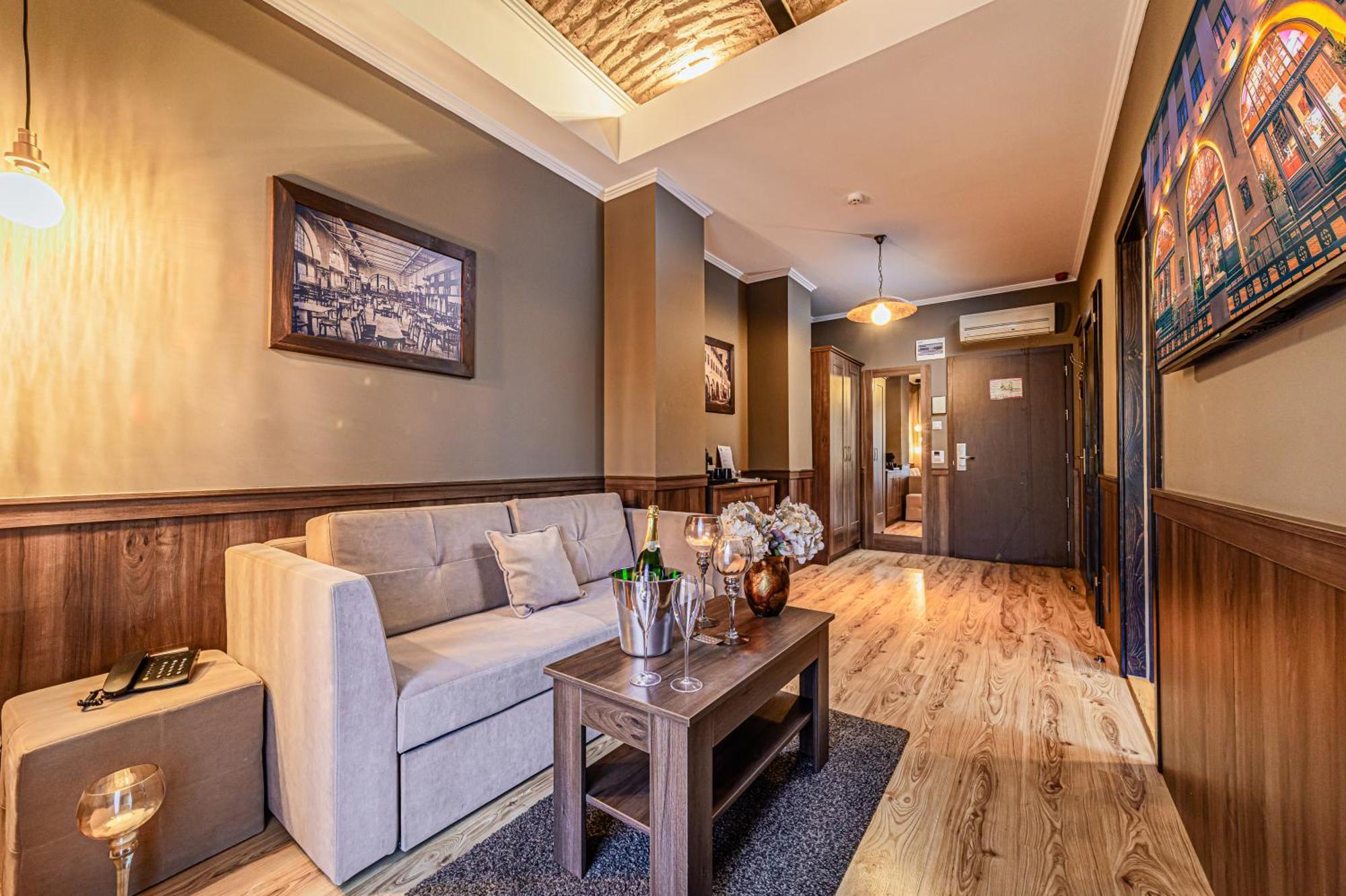 Komlo Hotel Gyula Zewnętrze zdjęcie