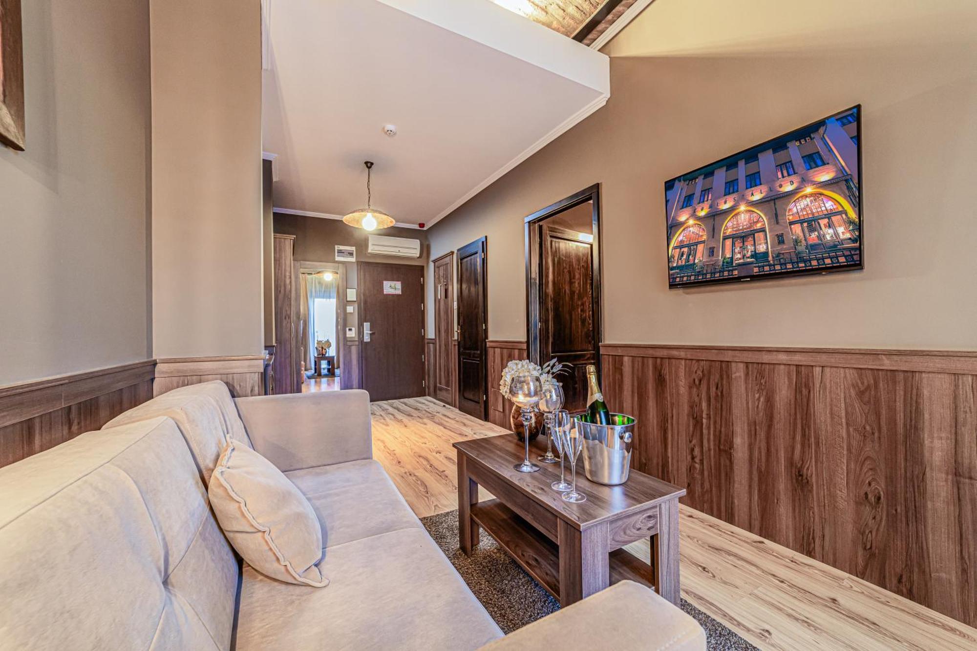 Komlo Hotel Gyula Zewnętrze zdjęcie