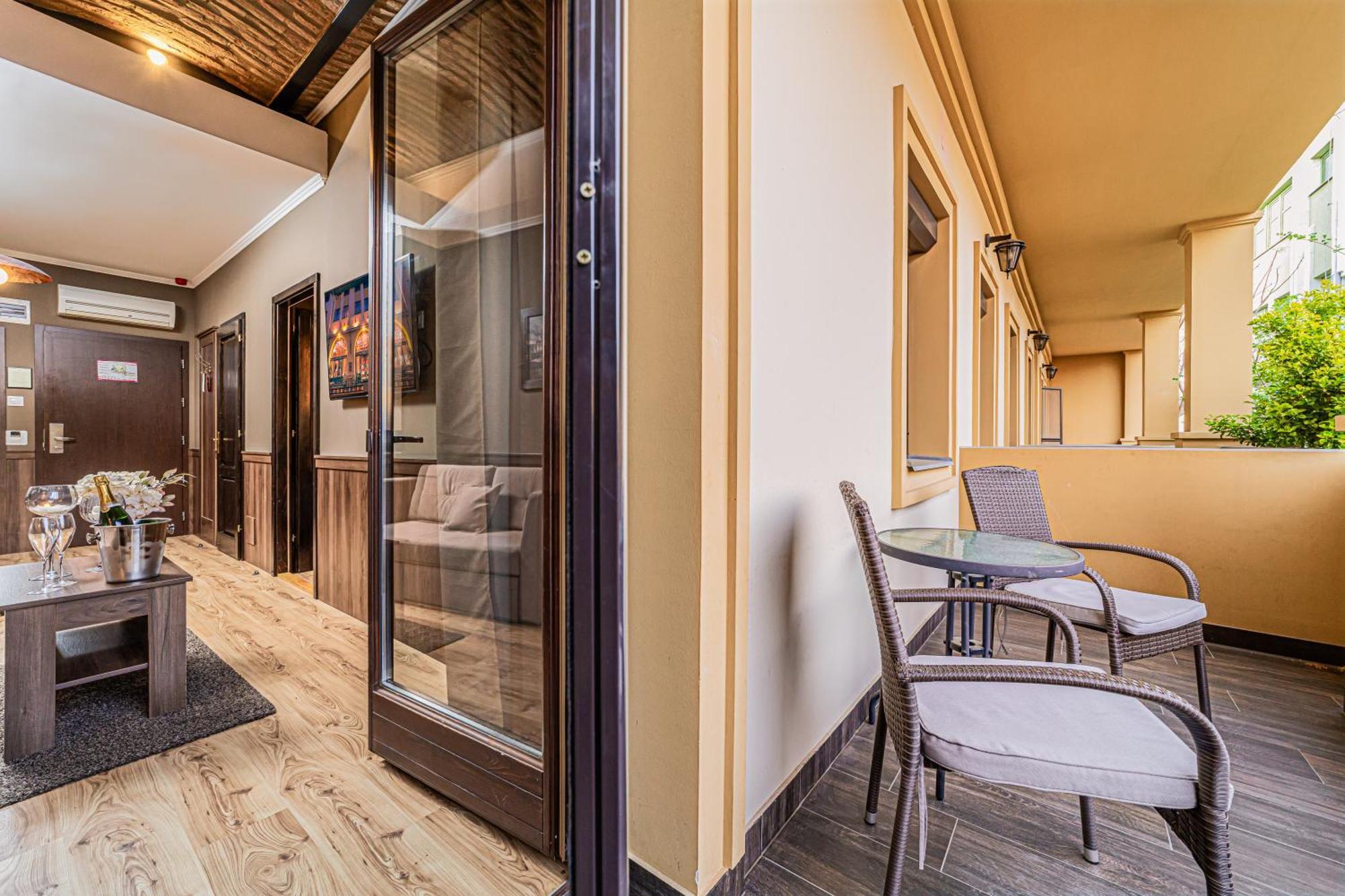 Komlo Hotel Gyula Zewnętrze zdjęcie