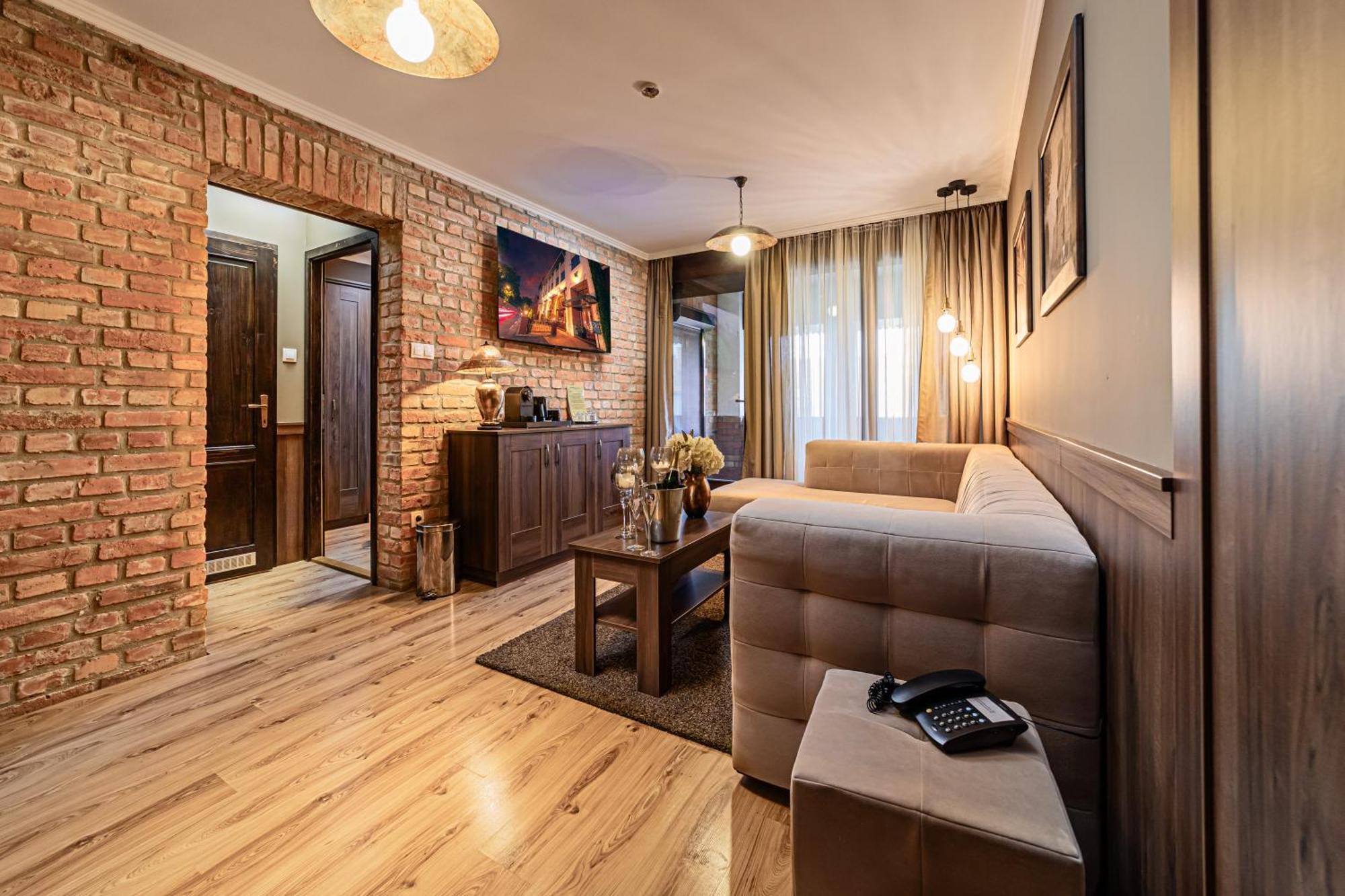 Komlo Hotel Gyula Zewnętrze zdjęcie