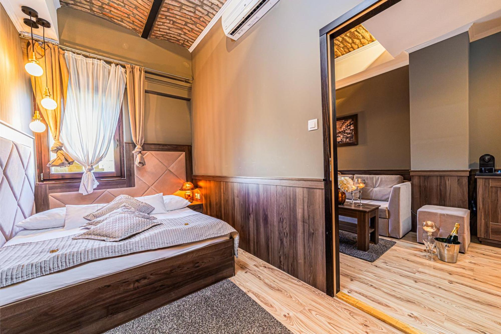 Komlo Hotel Gyula Zewnętrze zdjęcie