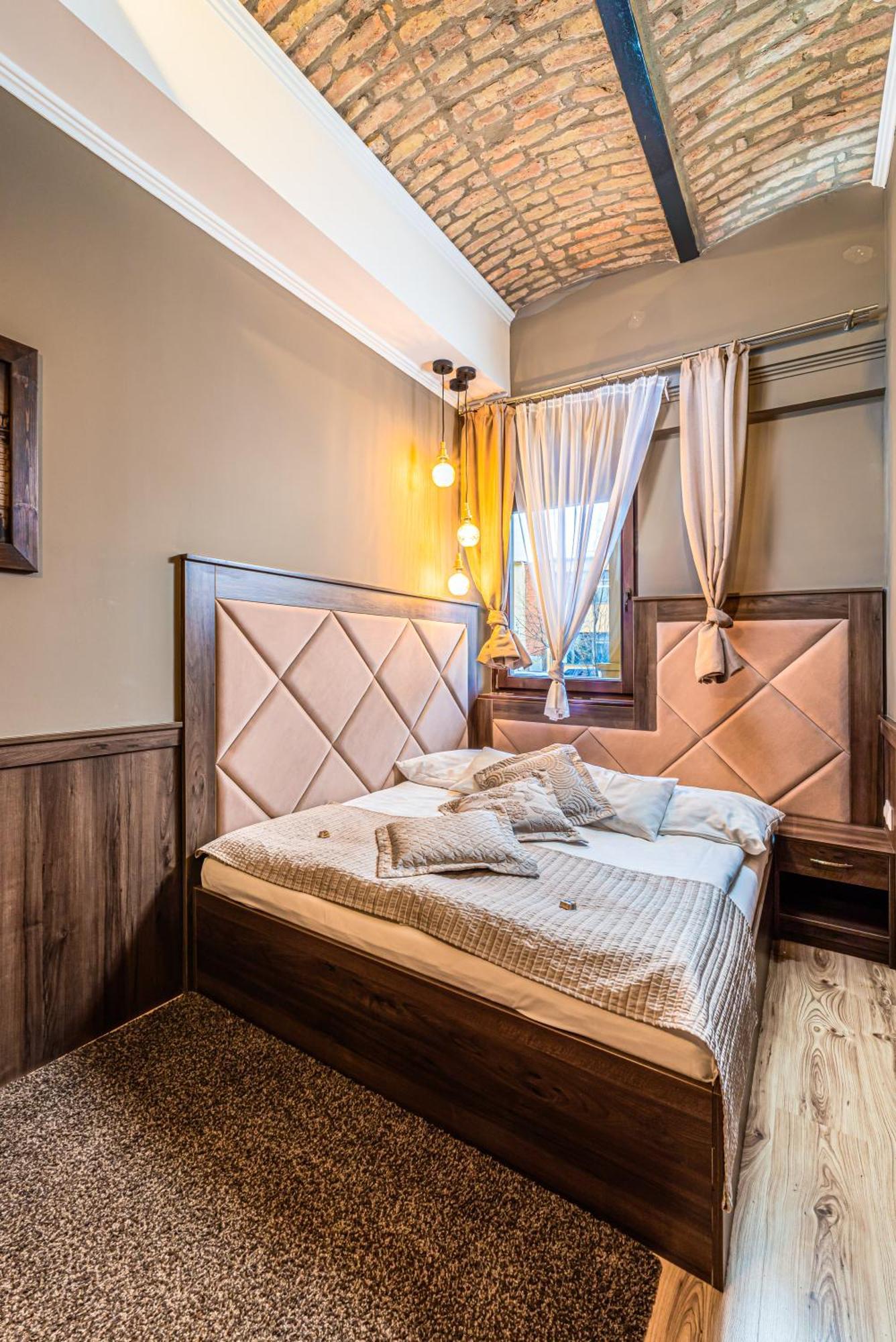 Komlo Hotel Gyula Zewnętrze zdjęcie