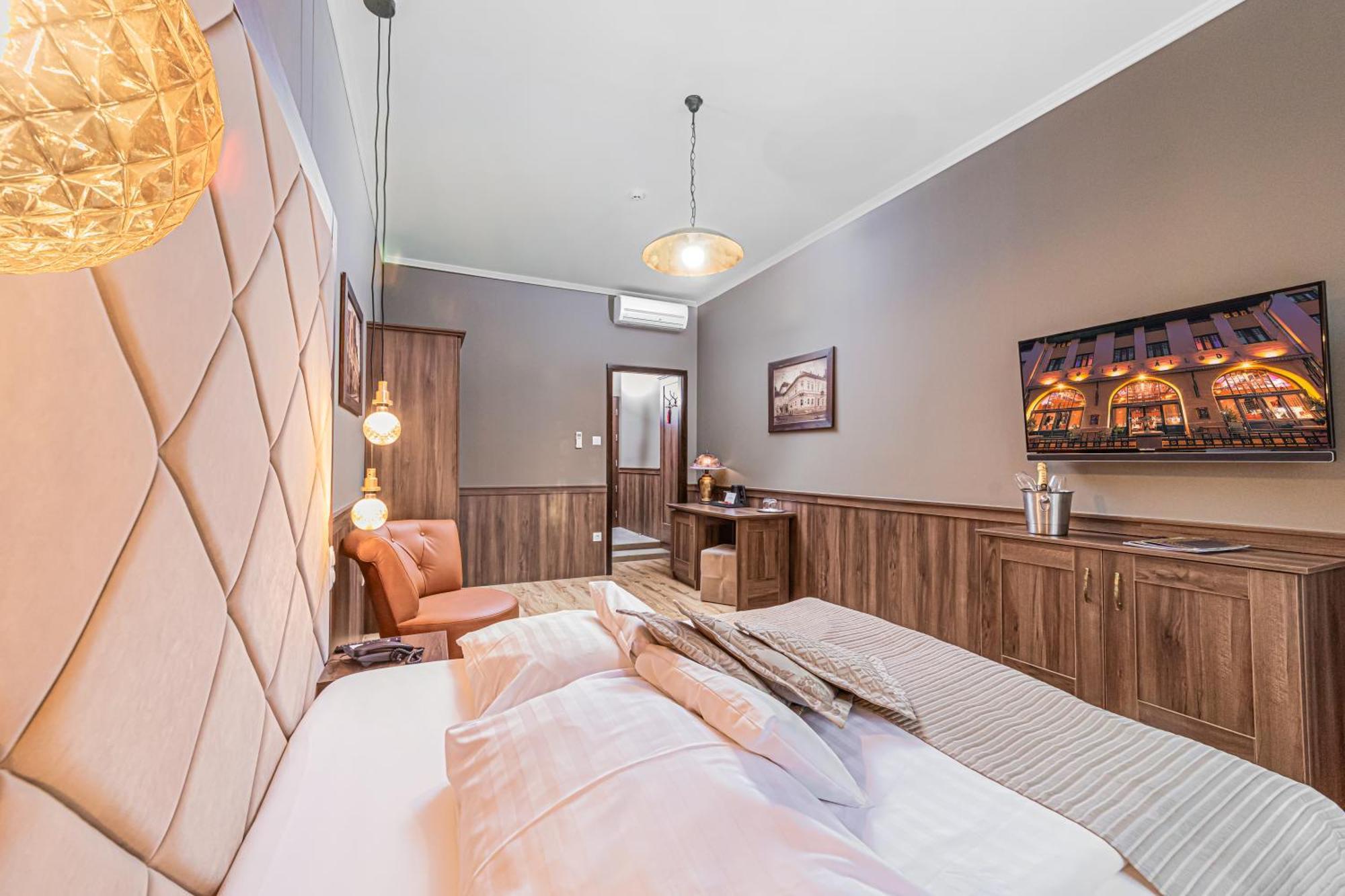 Komlo Hotel Gyula Zewnętrze zdjęcie