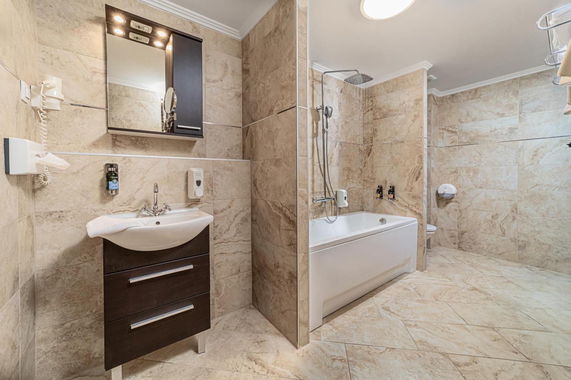 Komlo Hotel Gyula Zewnętrze zdjęcie