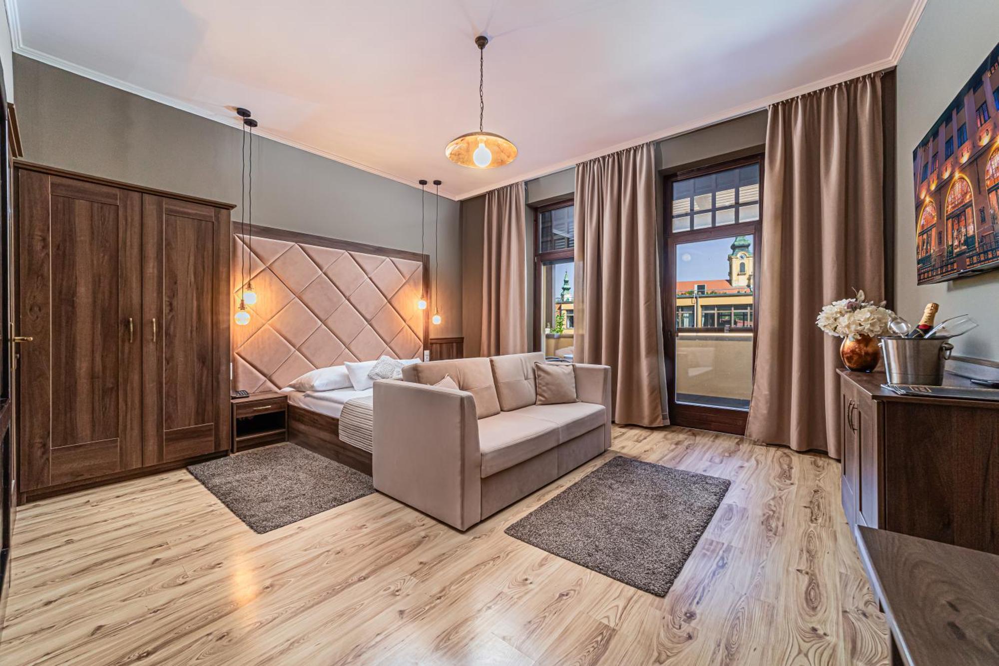 Komlo Hotel Gyula Zewnętrze zdjęcie