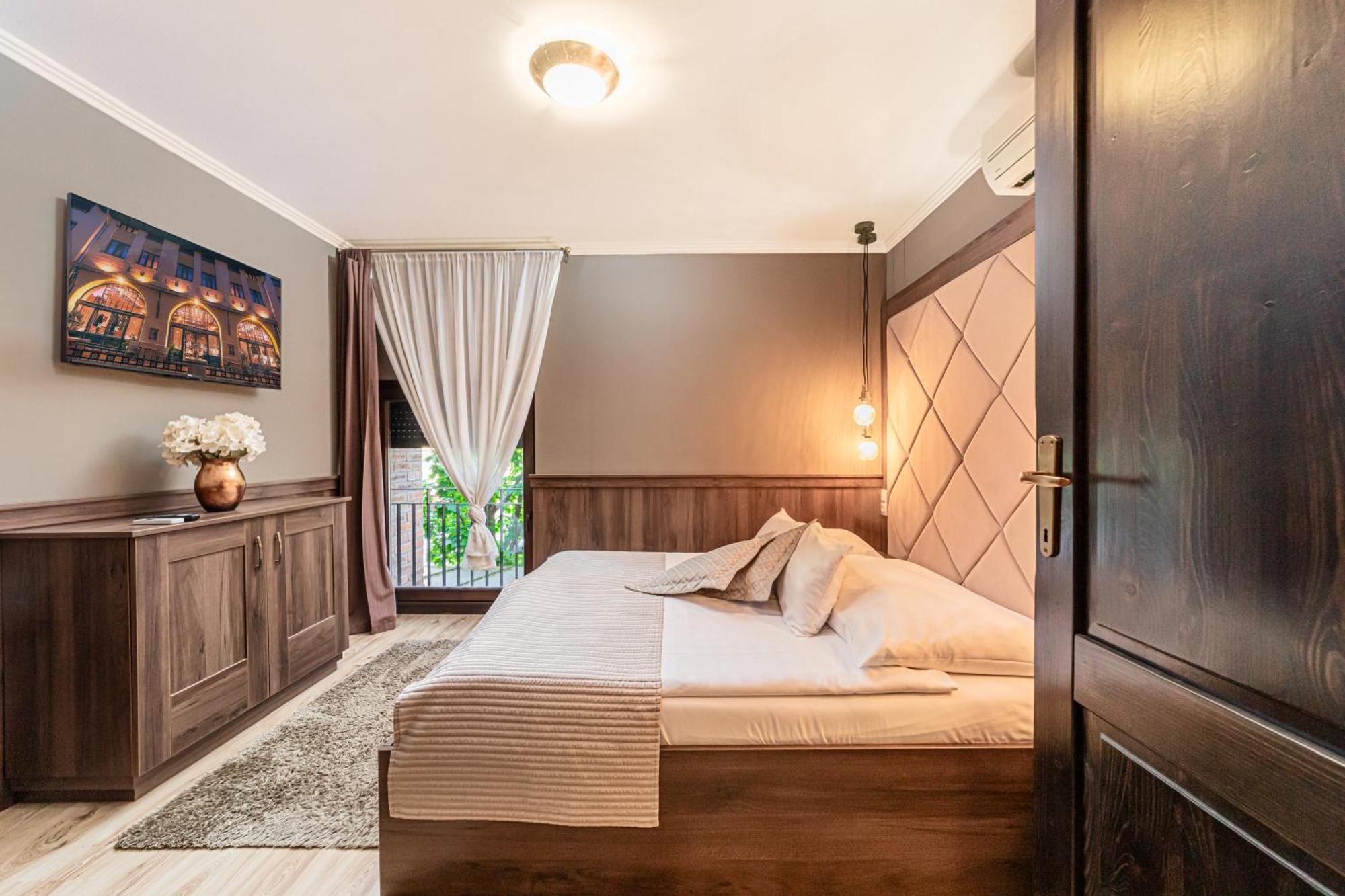 Komlo Hotel Gyula Zewnętrze zdjęcie